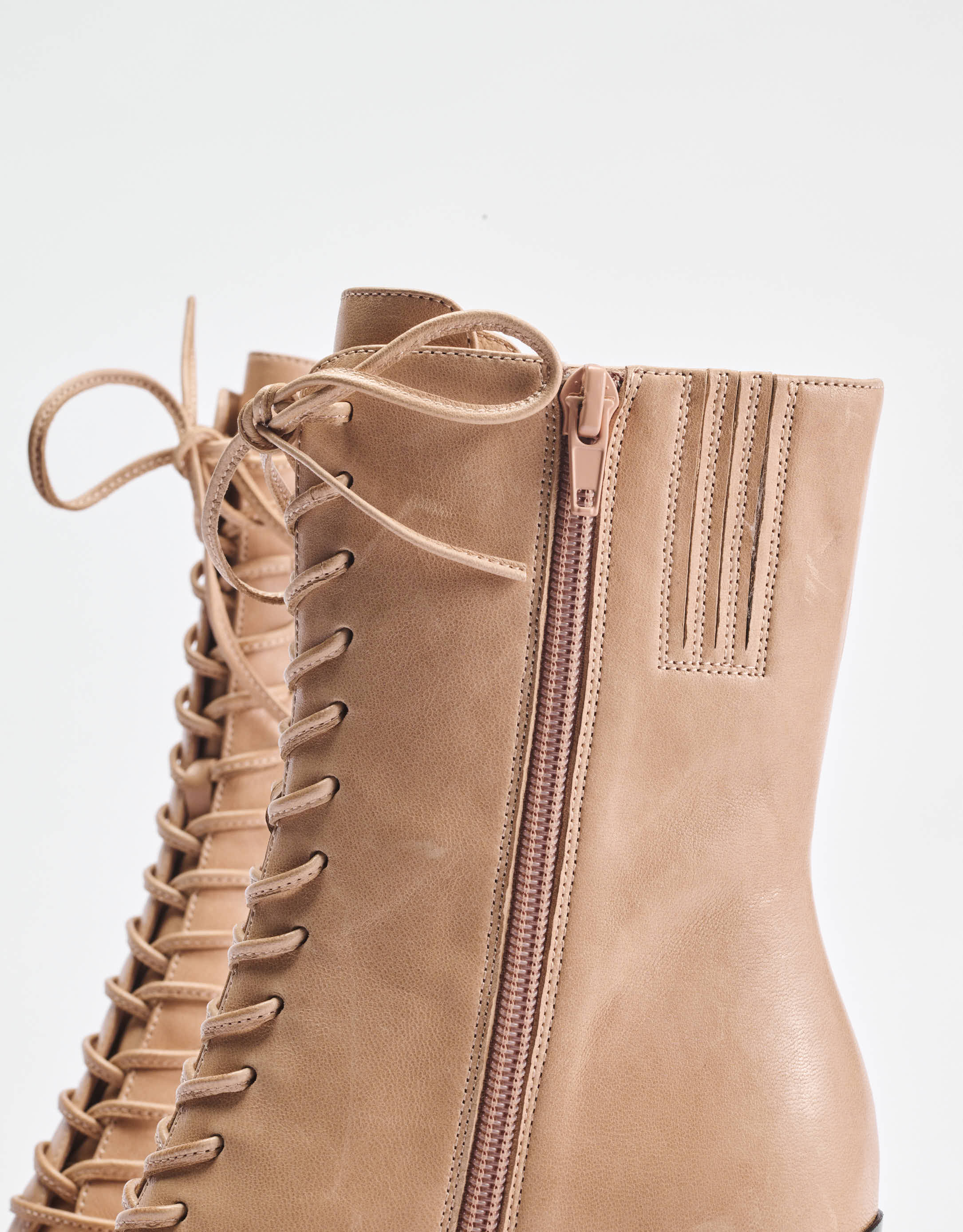 נעלי נשים - Jeffrey Campbell - מגפוני עקב עם שרוכים SCRI - בז'4