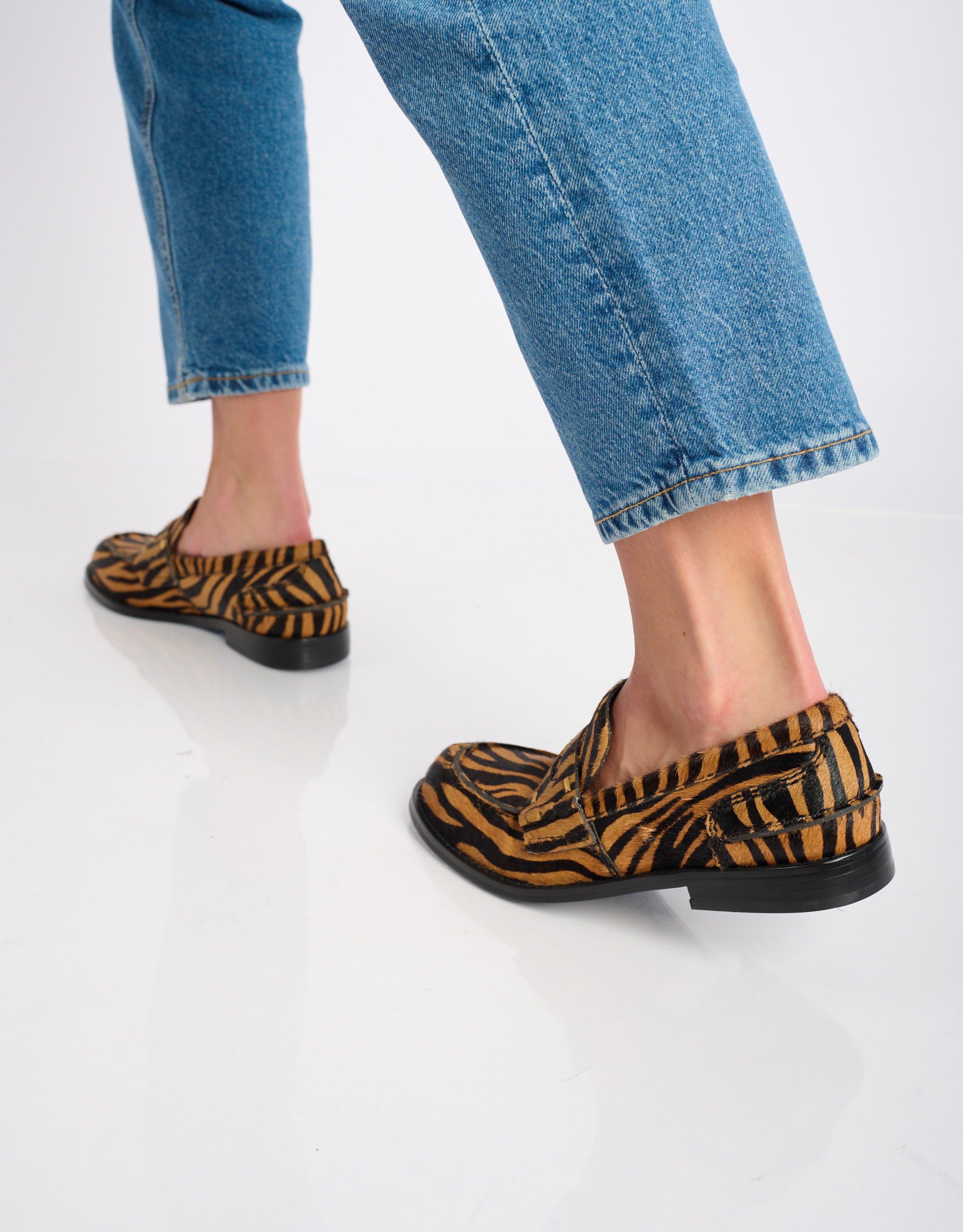 נעלי נשים -  - נעלי מוקסין עם הדפס DALIA - זברה4