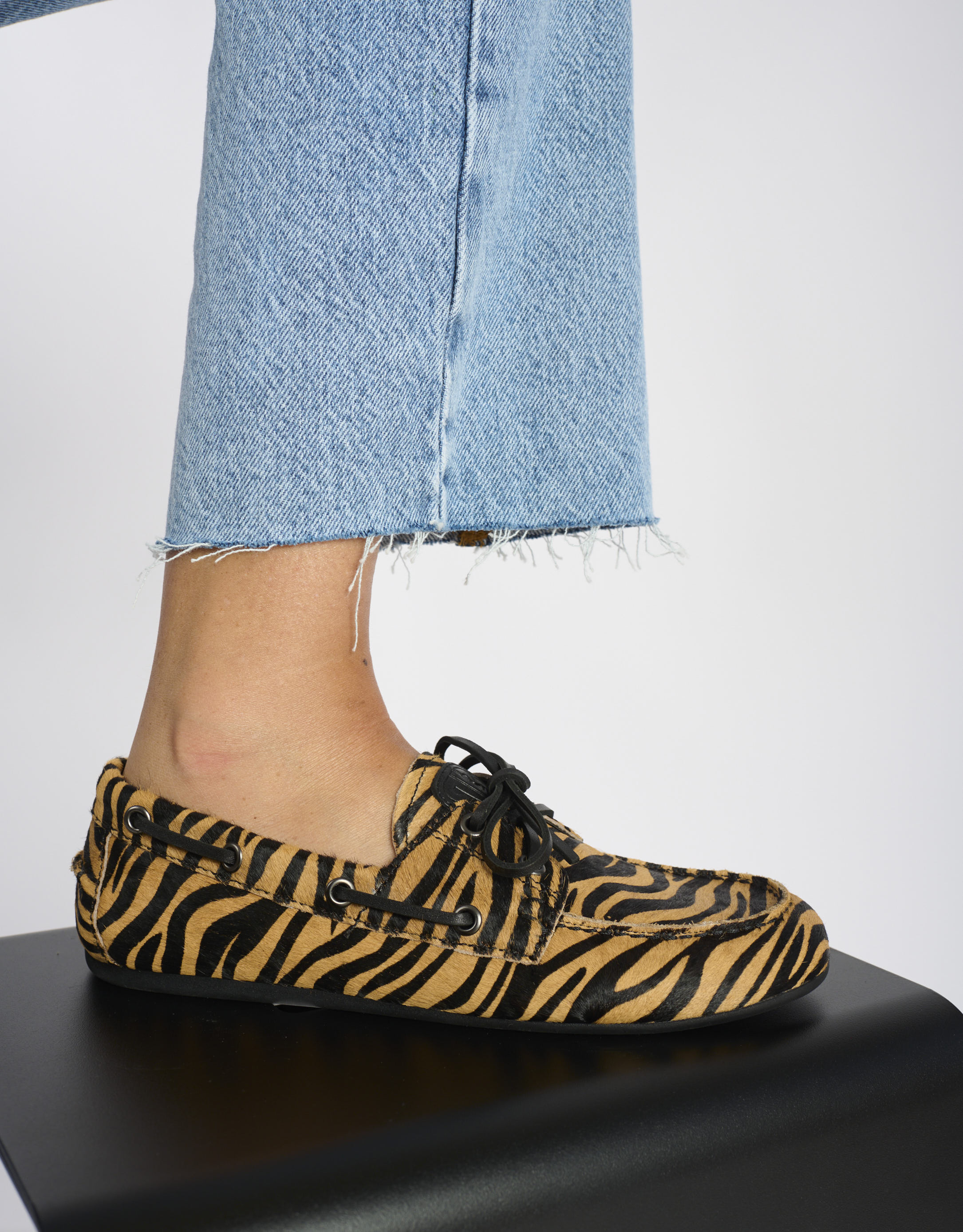 נעלי נשים -  - נעלי מוקסין עם הדפס TANA - זברה1