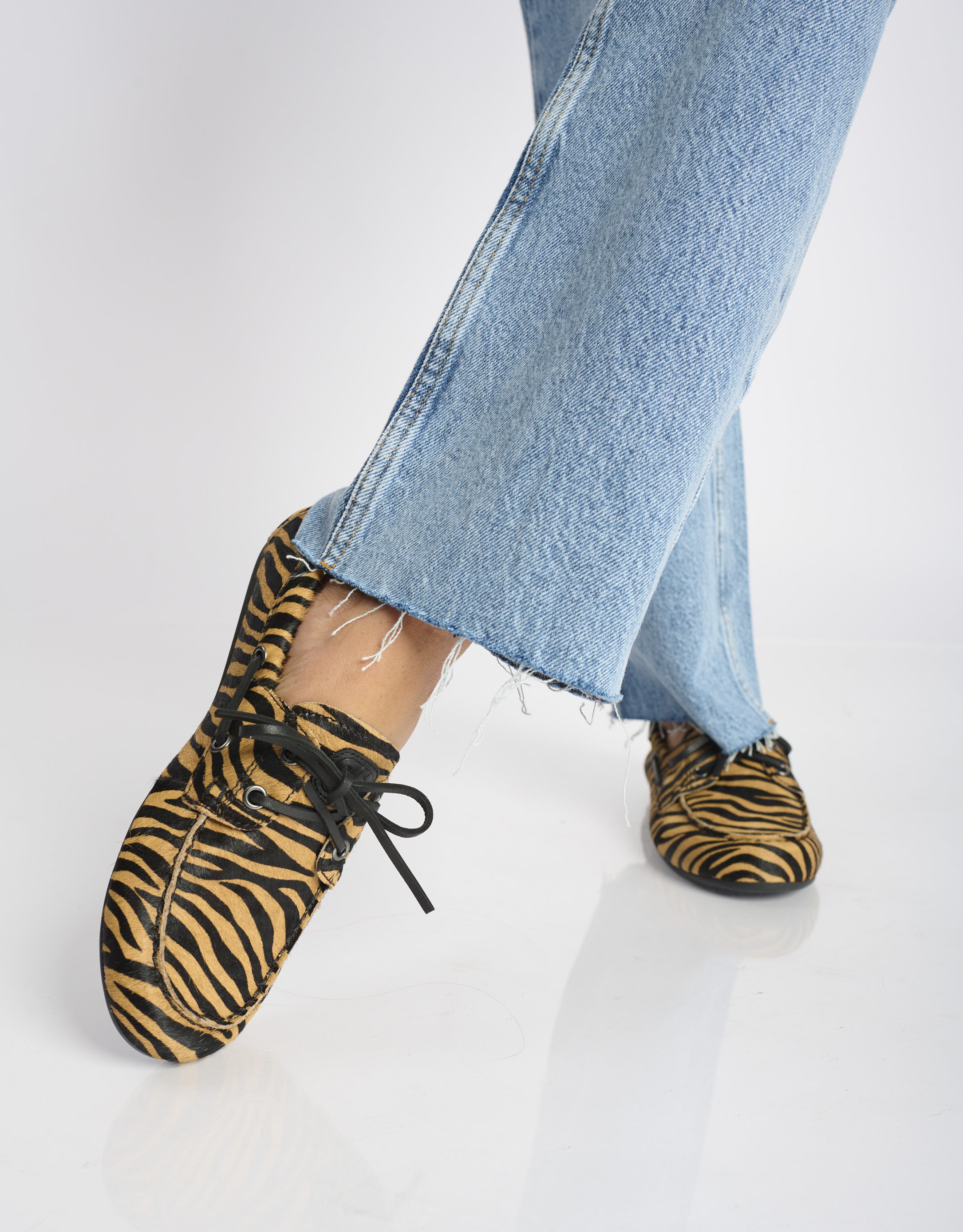 נעלי נשים -  - נעלי מוקסין עם הדפס TANA - זברה3