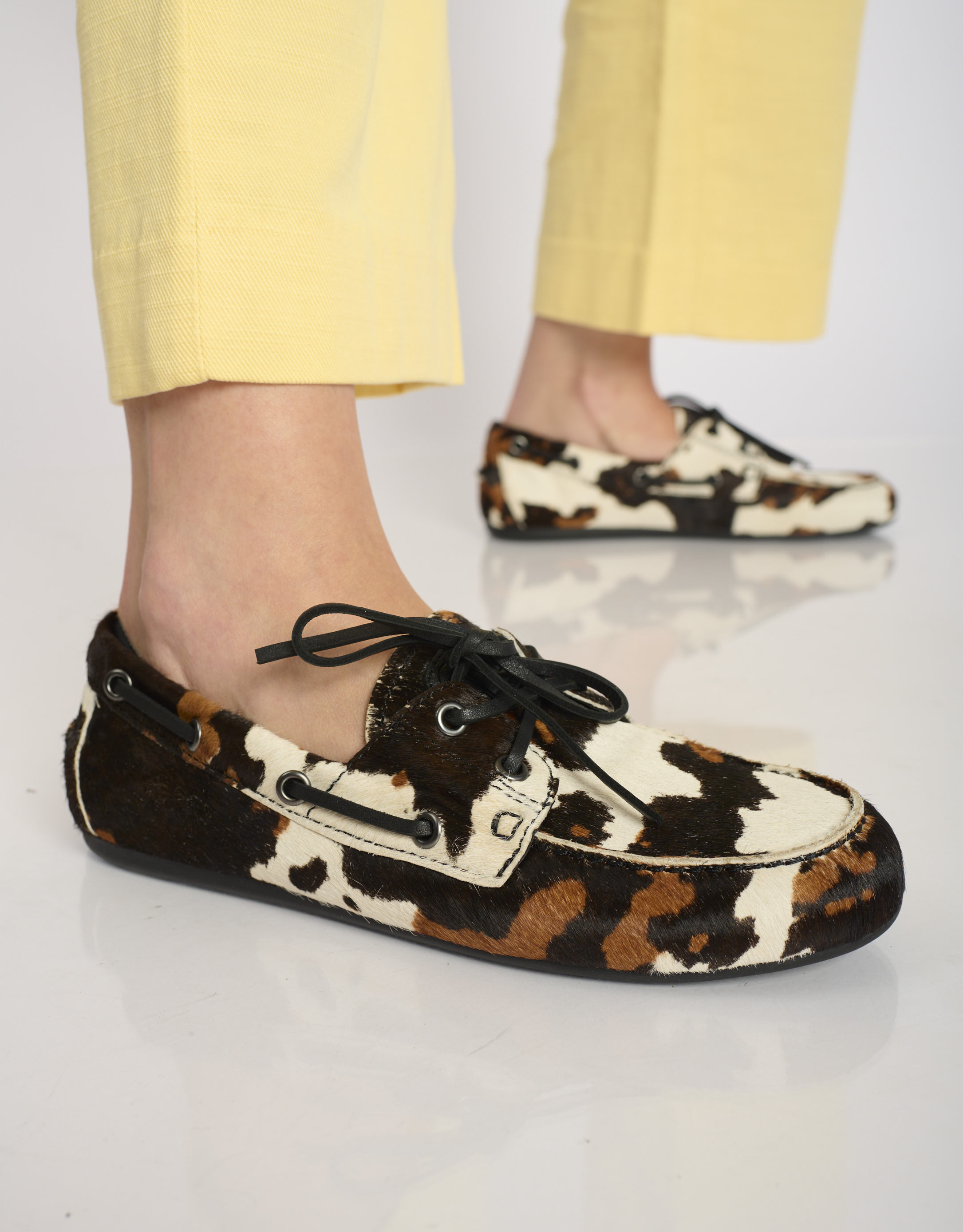 נעלי נשים -  - נעלי מוקסין עם הדפס TANA - לבן   חום3