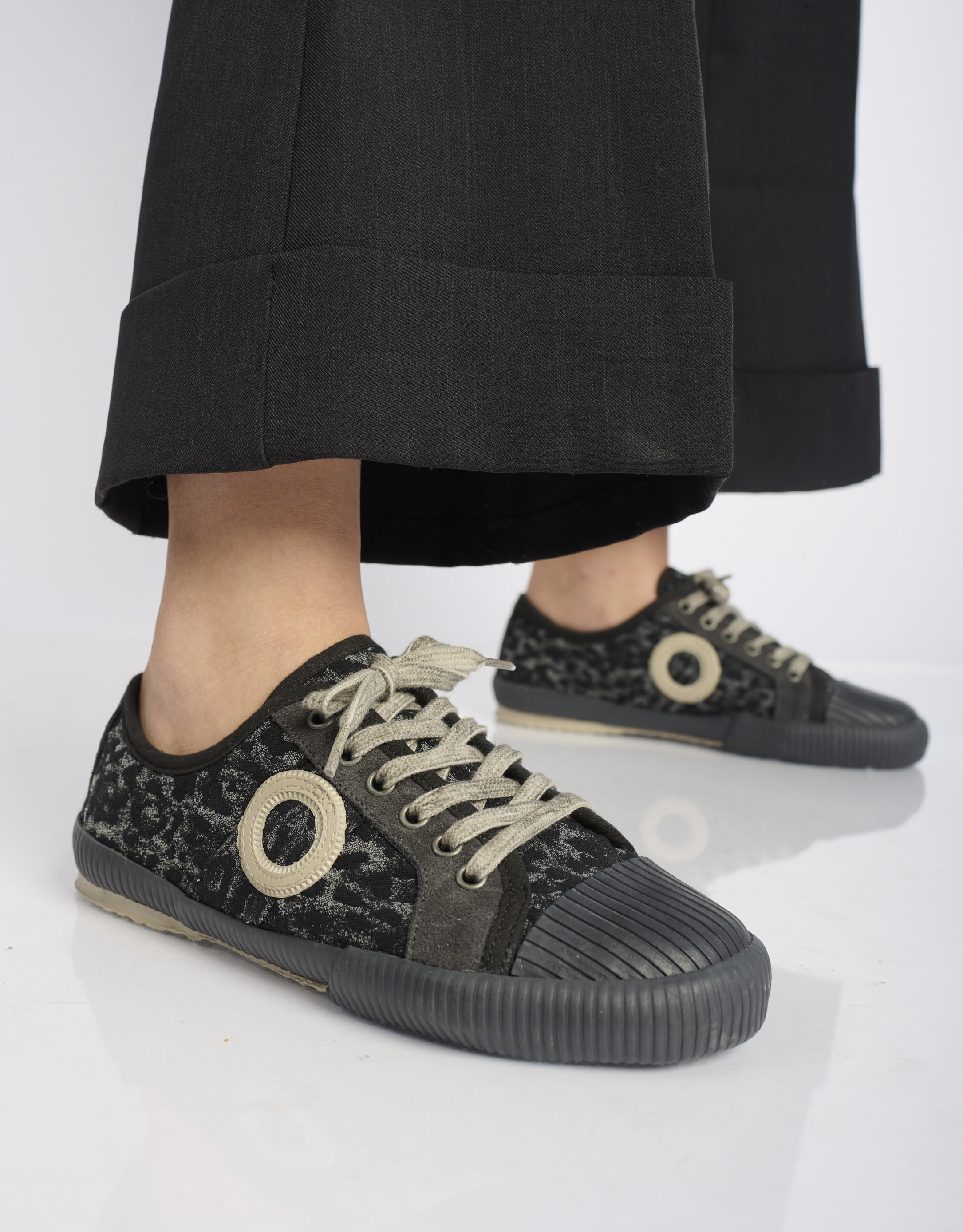 נעלי נשים - Aro - סניקרס מנומרות CHARLIE - שחור אפור4