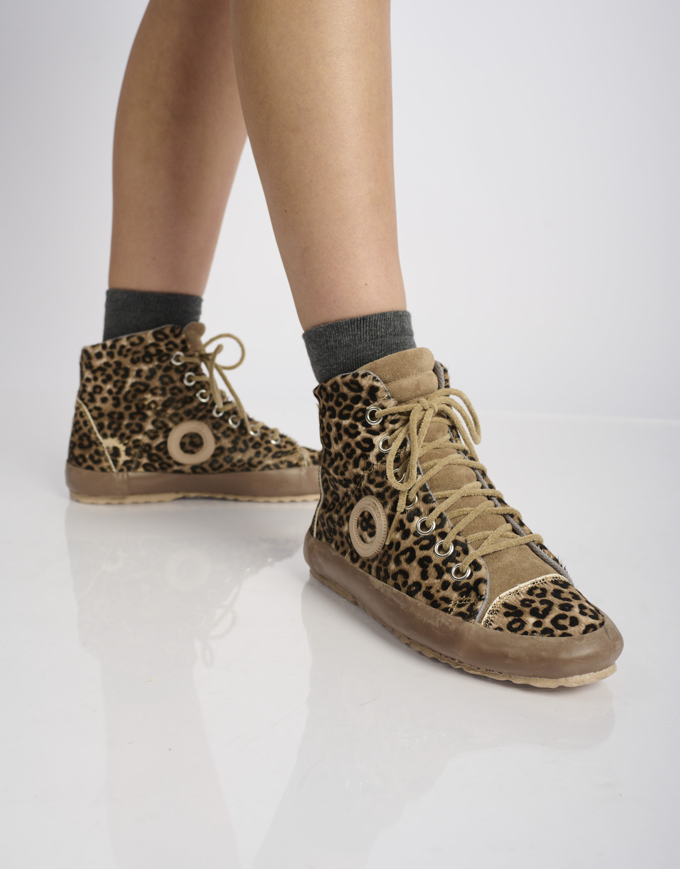 נעלי נשים - Aro - סניקרס זמש גבוהות עם הדפס - נמר3