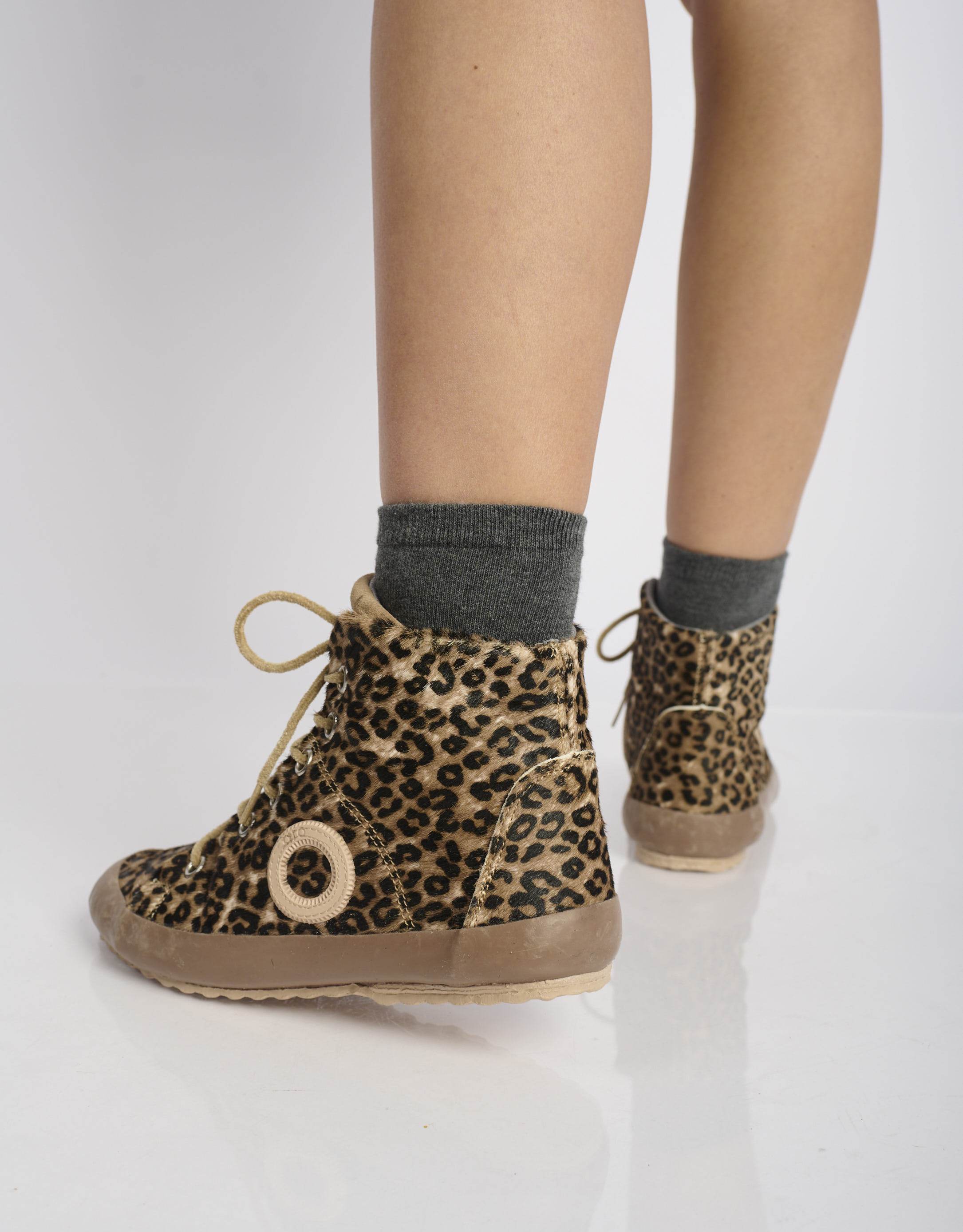 נעלי נשים - Aro - סניקרס זמש גבוהות עם הדפס - נמר4