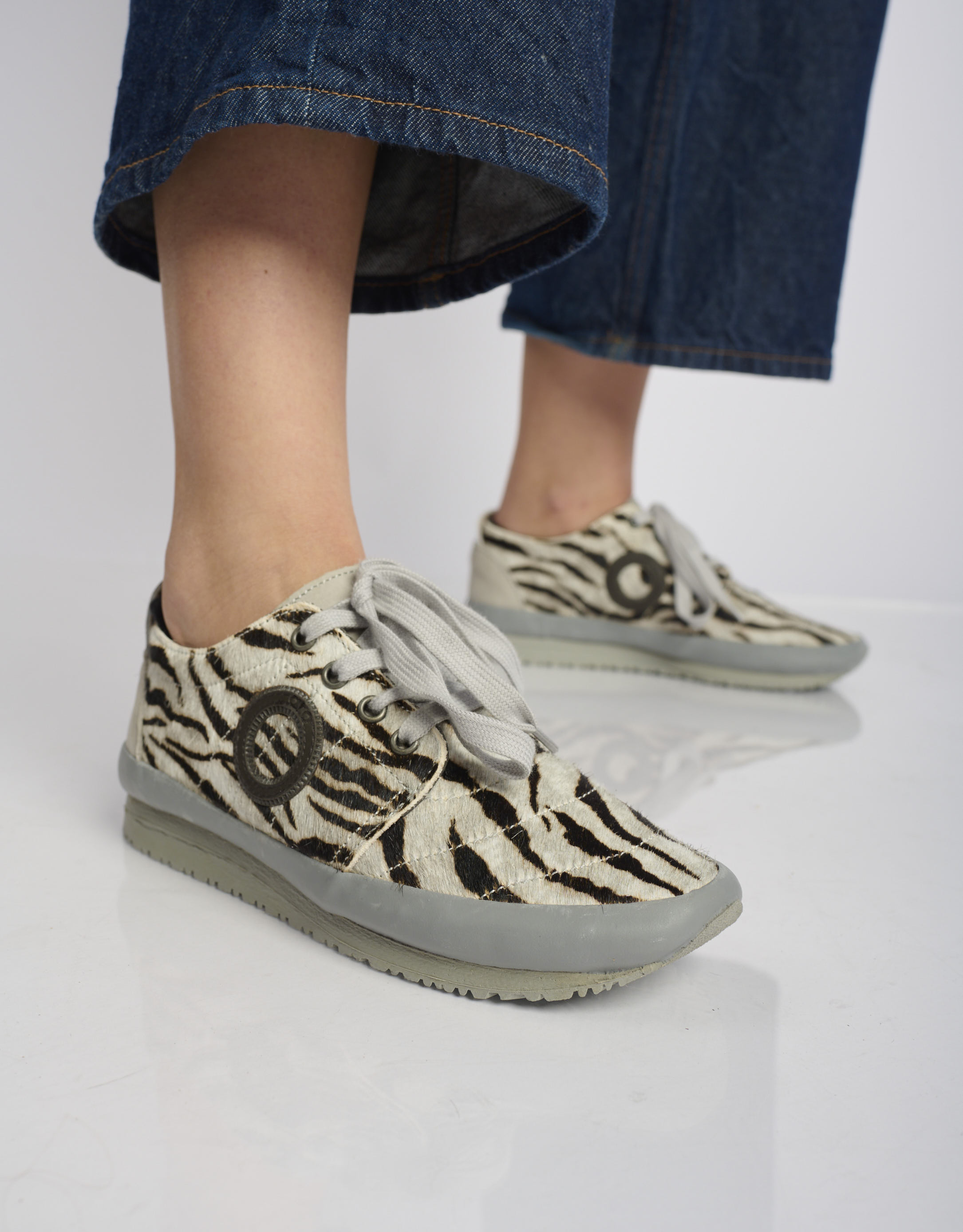 נעלי נשים - Aro - סניקרס עם הדפס JAQ - זברה4