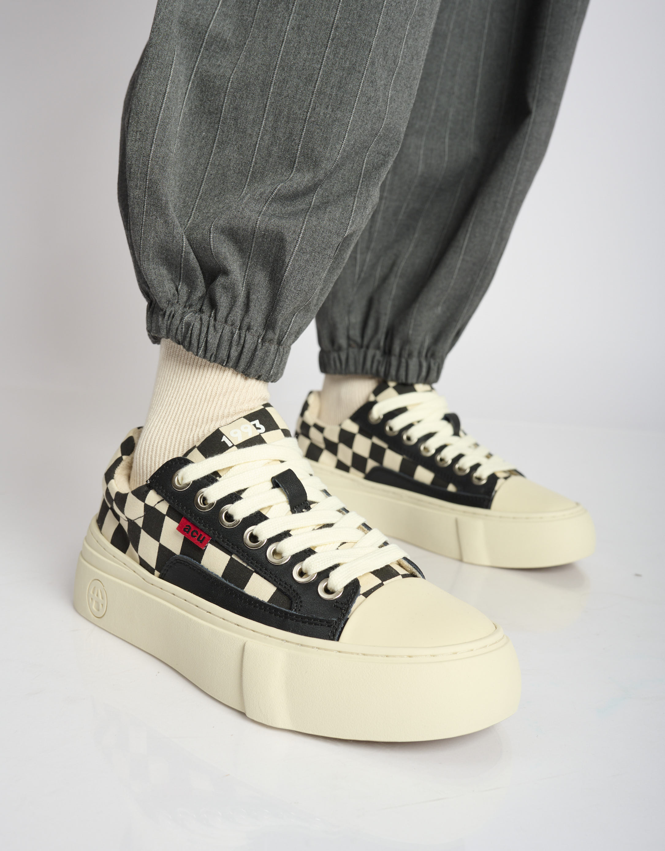 נעלי נשים - Acupuncture - סניקרס דמוי עור AFC - שחור לבן3