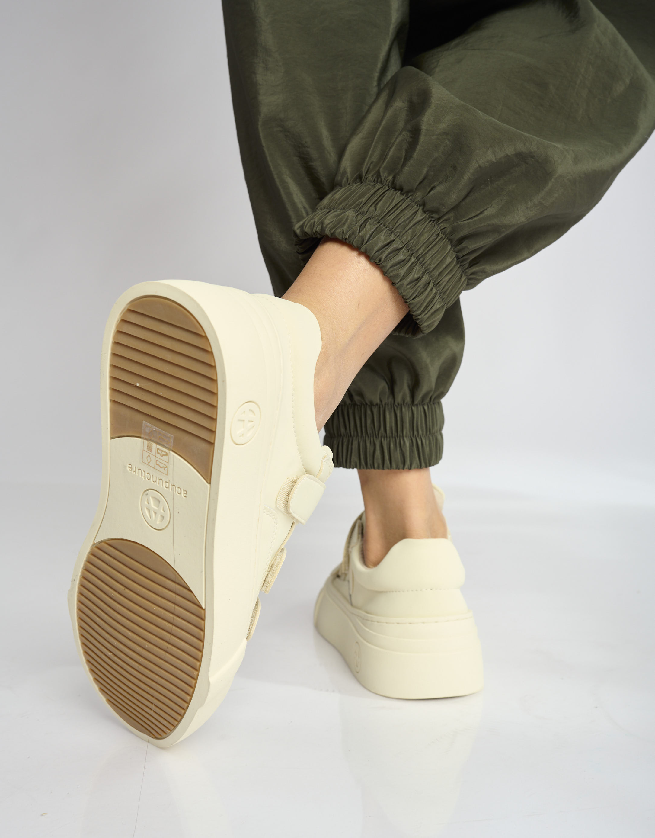 נעלי נשים - Acupuncture - סניקרס דמוי עור AFC STRAP - לבן3