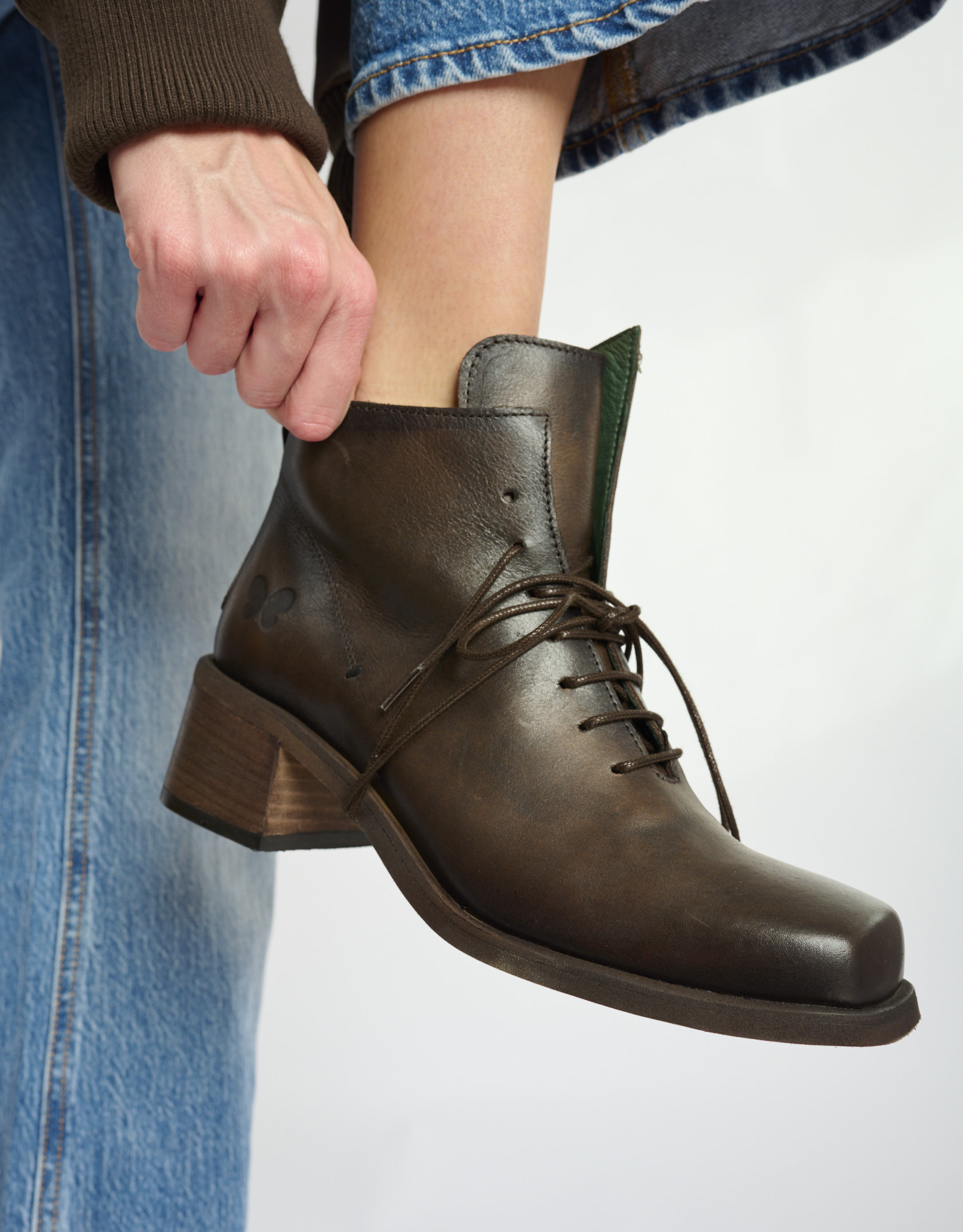 נעלי נשים -  - מגפונים עם שרוכים EMIKO - חום כהה1