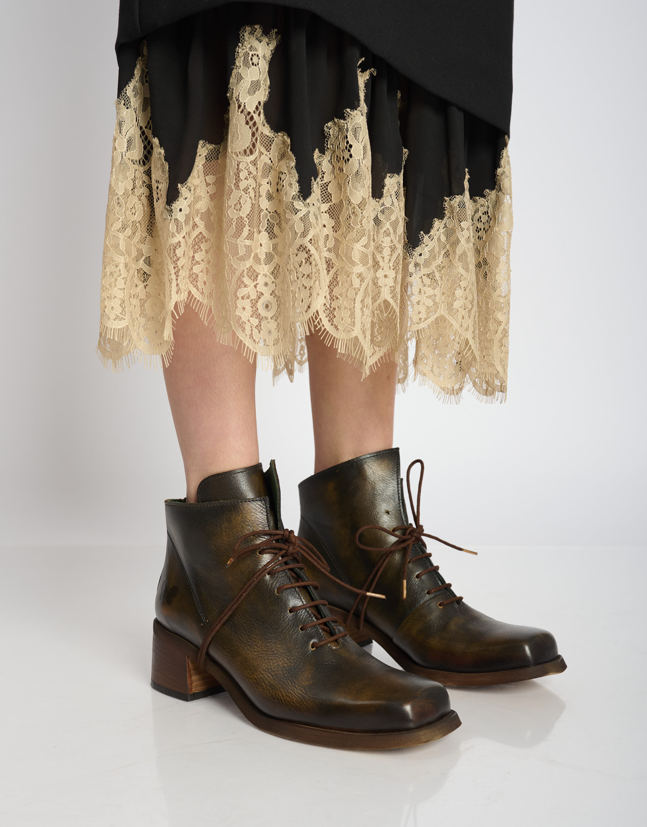 נעלי נשים -  - מגפונים עם שרוכים EMIKO - חום2