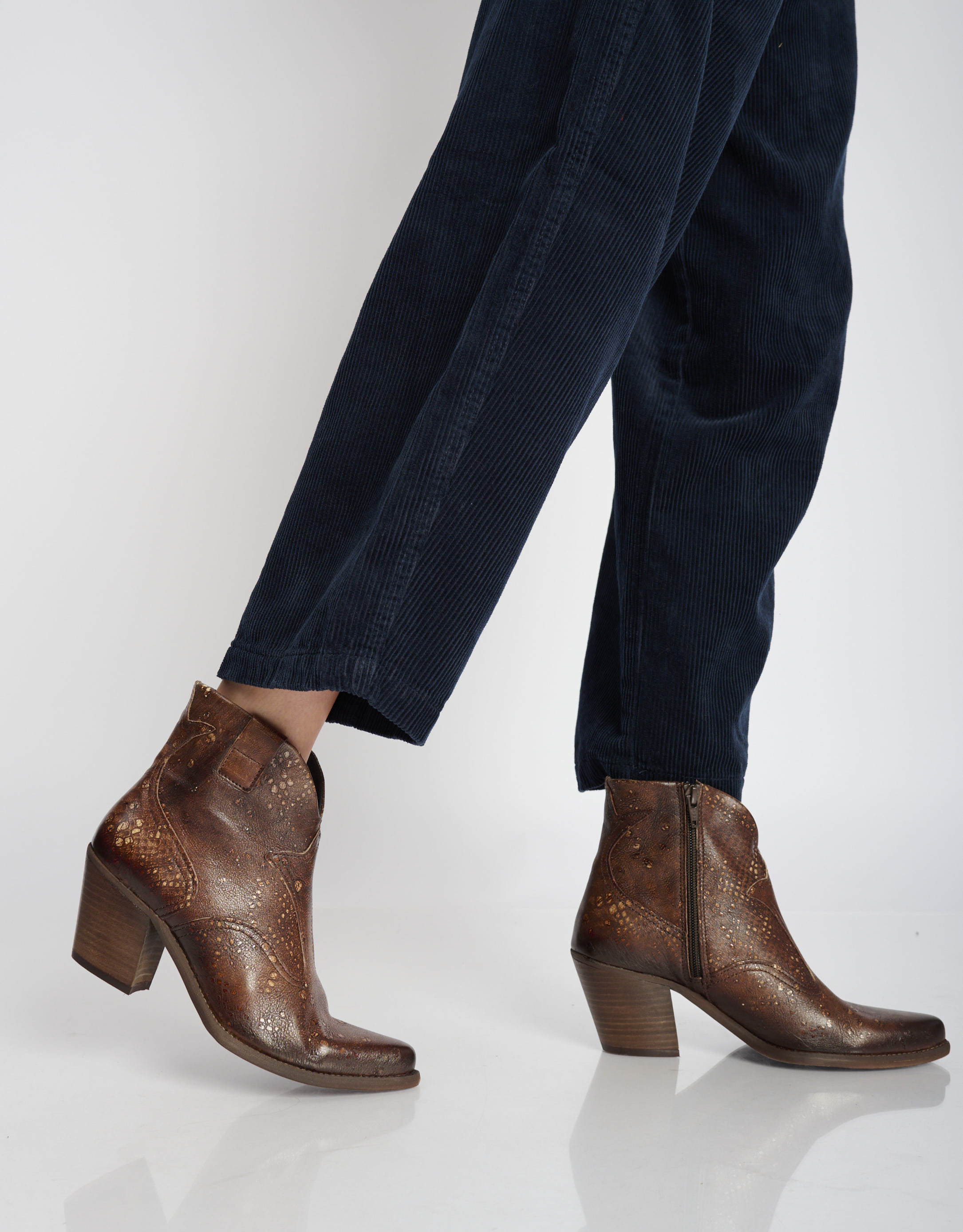 נעלי נשים -  - מגפוני בוקרים  LAREDO - חום נחש3