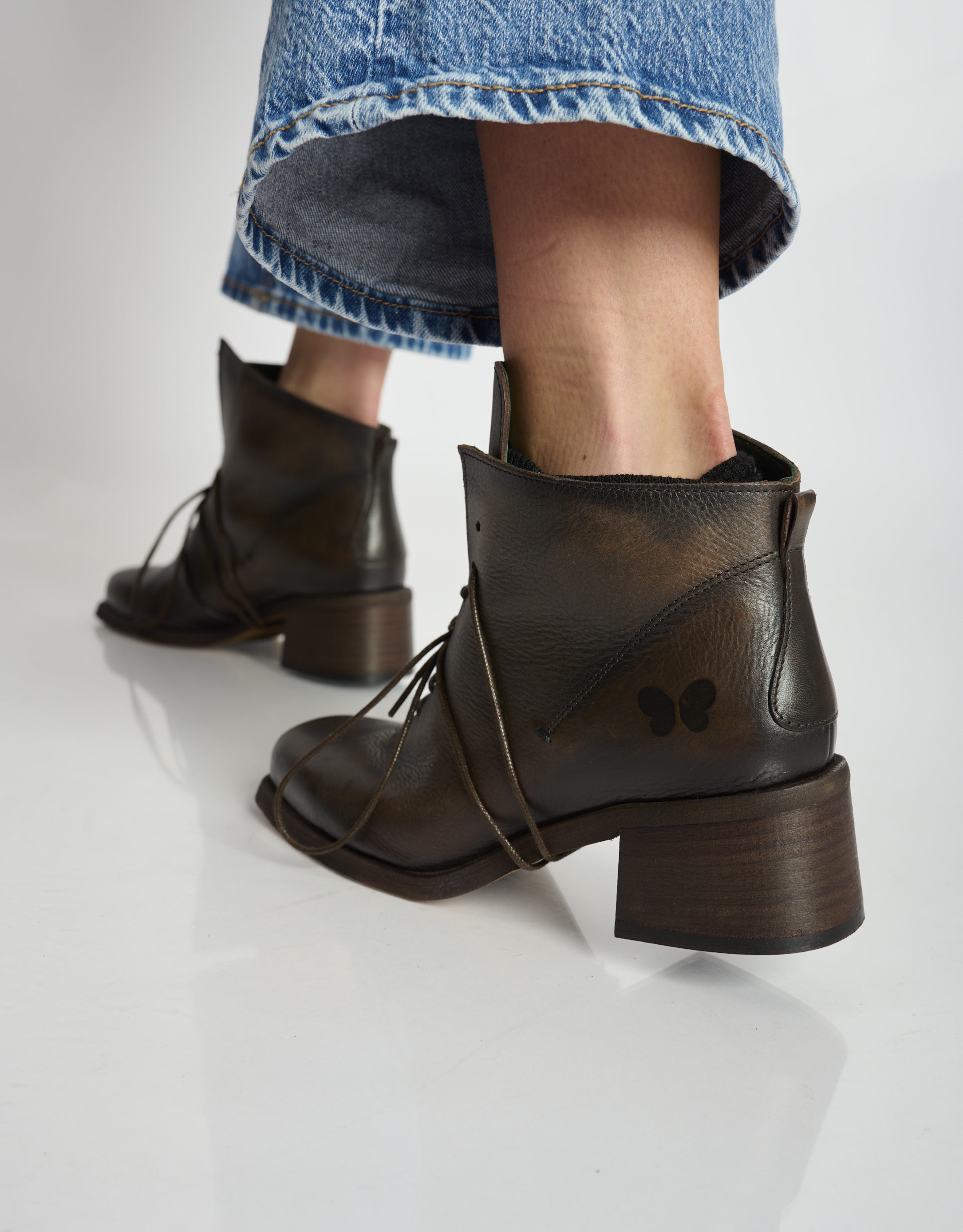 נעלי נשים -  - מגפונים עם שרוכים EMIKO - חום כהה3