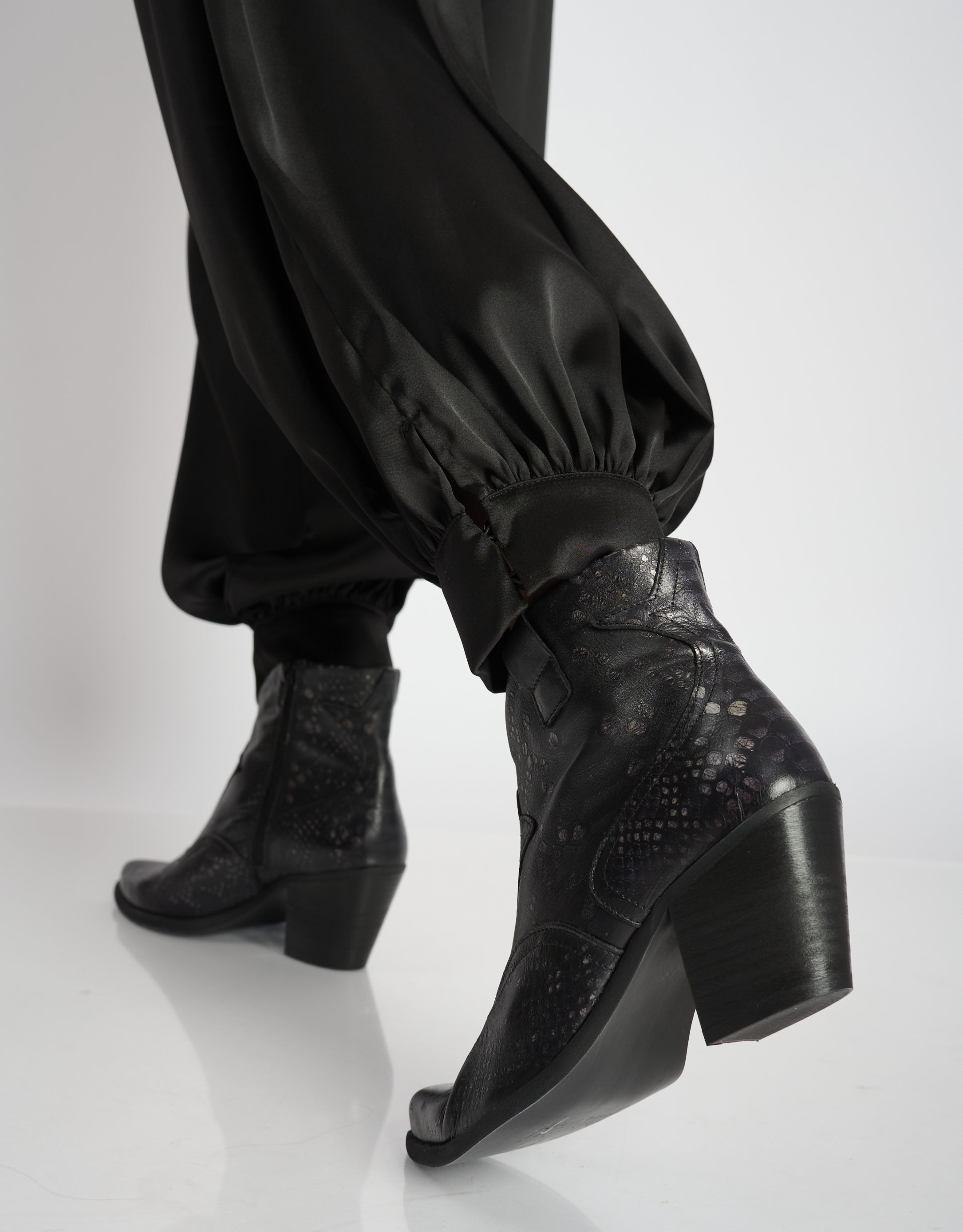 נעלי נשים -  - מגפוני בוקרים  LAREDO - שחור נחש4