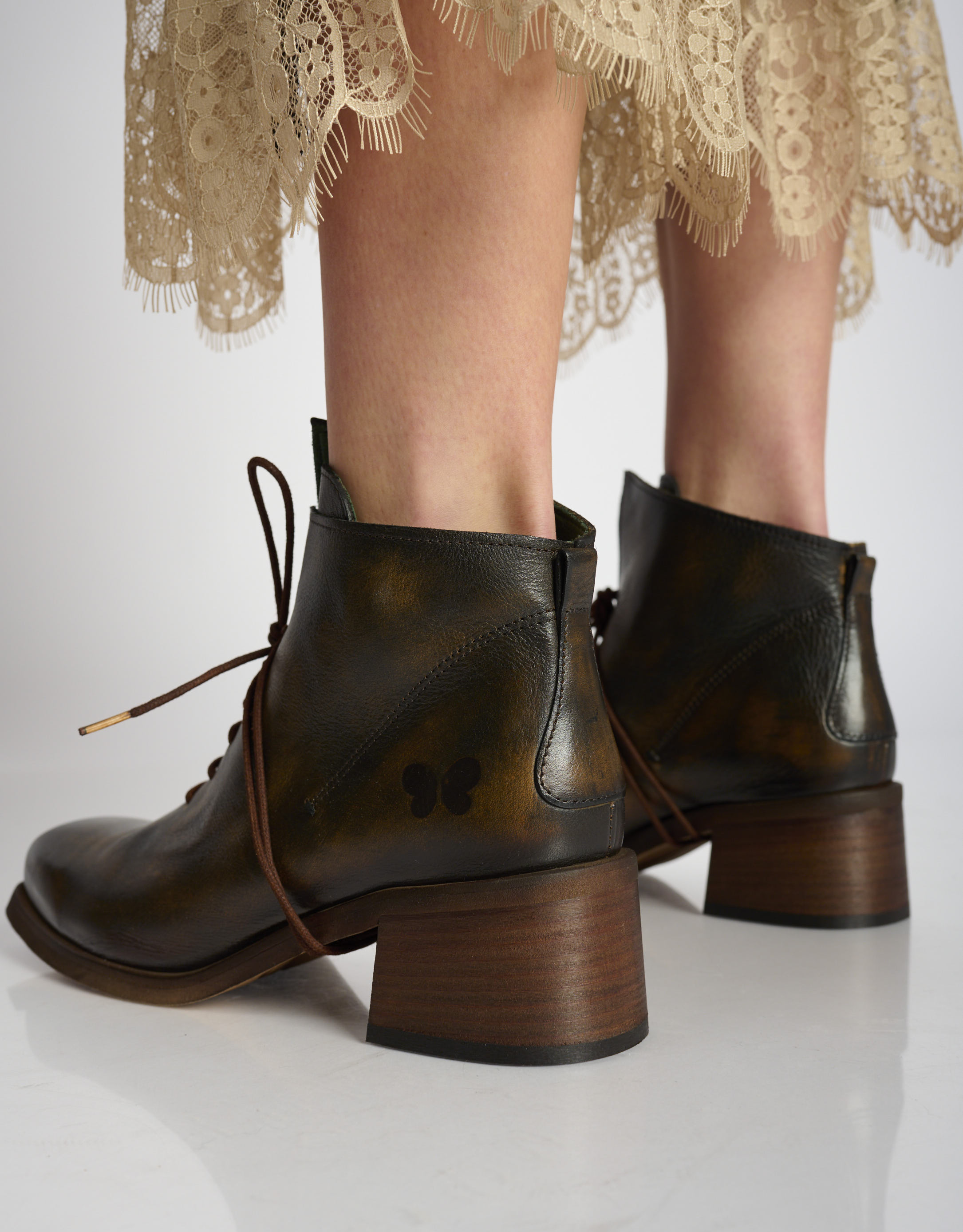 נעלי נשים -  - מגפונים עם שרוכים EMIKO - חום4