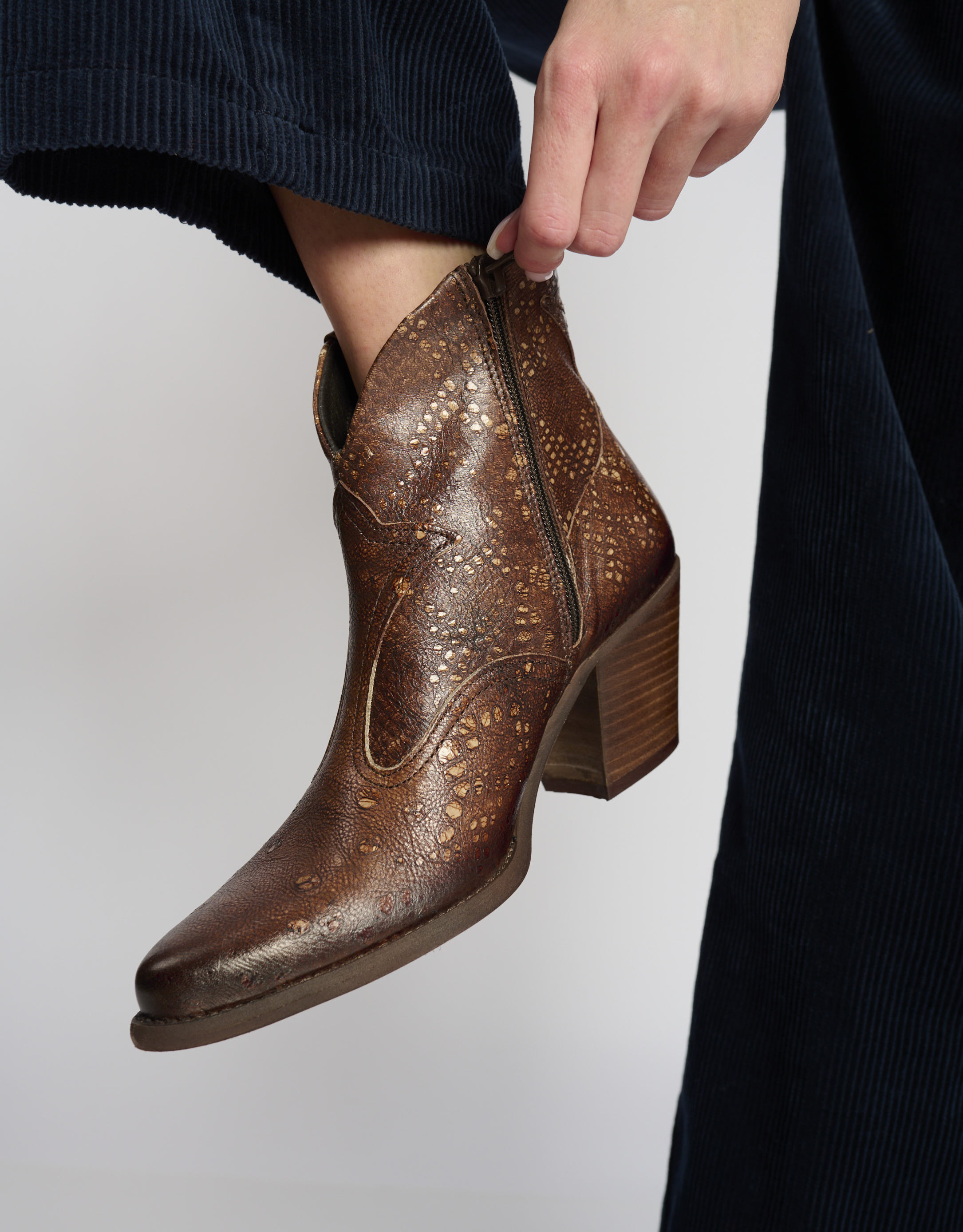 נעלי נשים -  - מגפוני בוקרים  LAREDO - חום נחש4