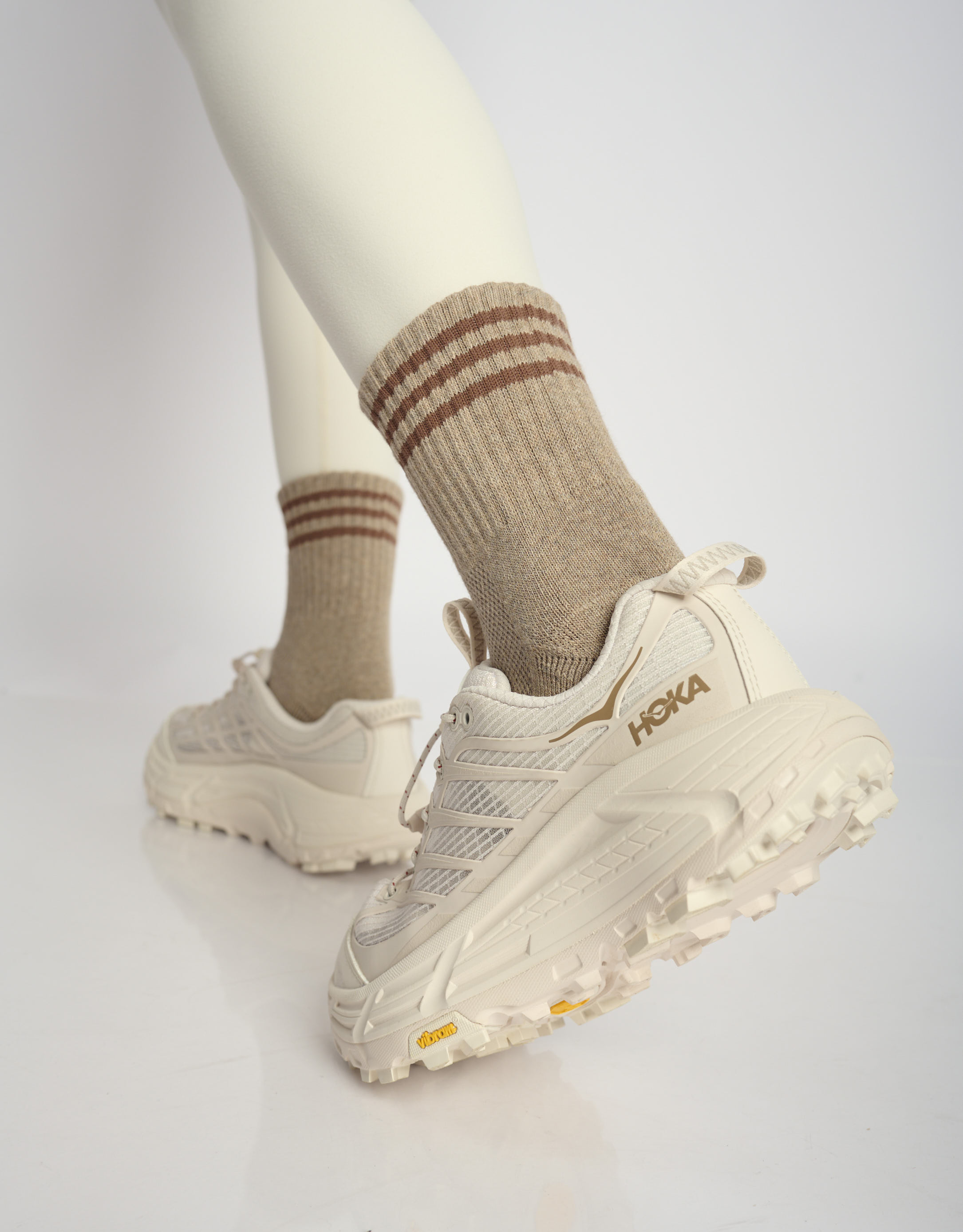 נעלי נשים -  - סניקרס MAFATE THREE - אופוויט1