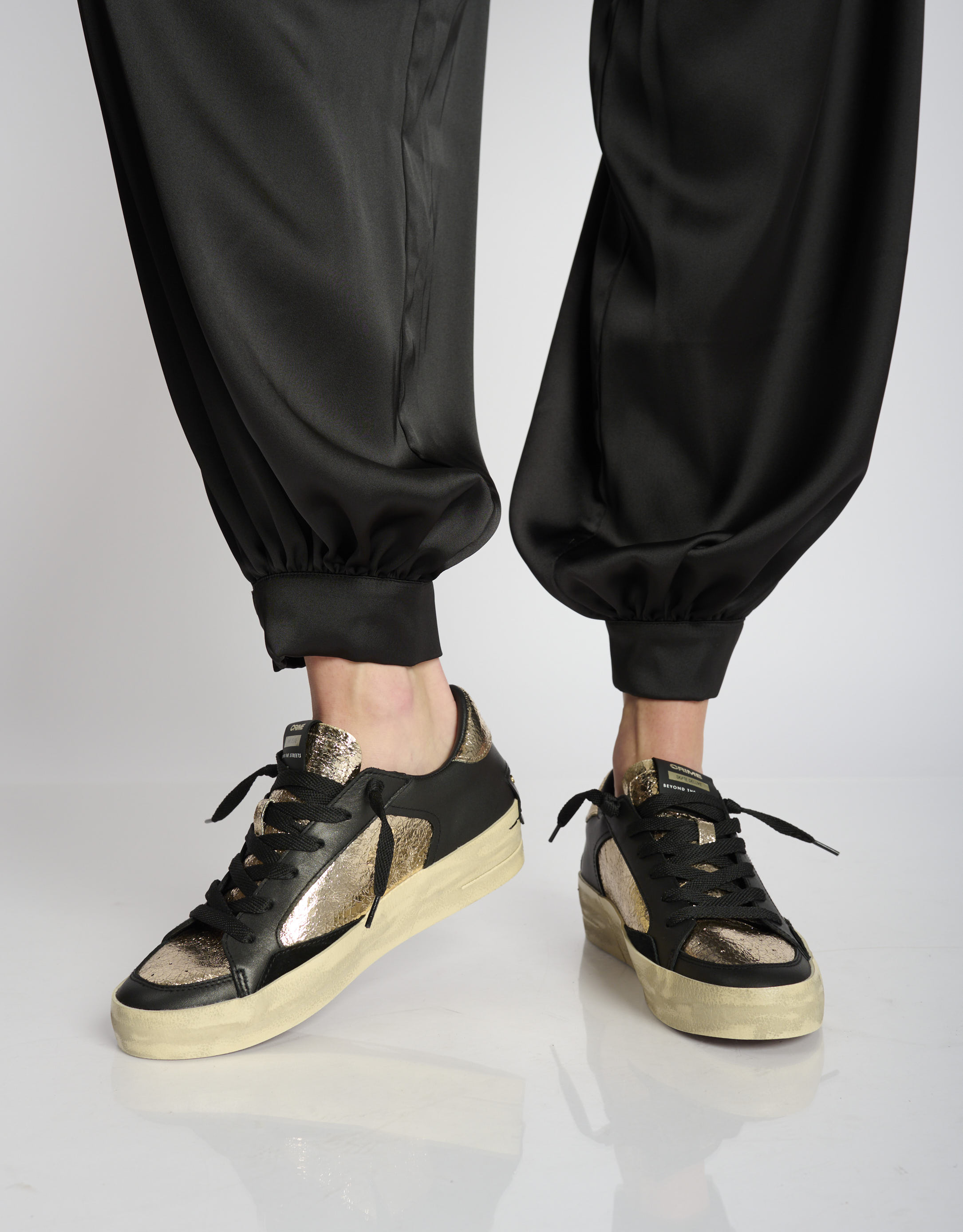 נעלי נשים - Crime London - סניקרס FREYA פלטפורמה - שחור   זהב1