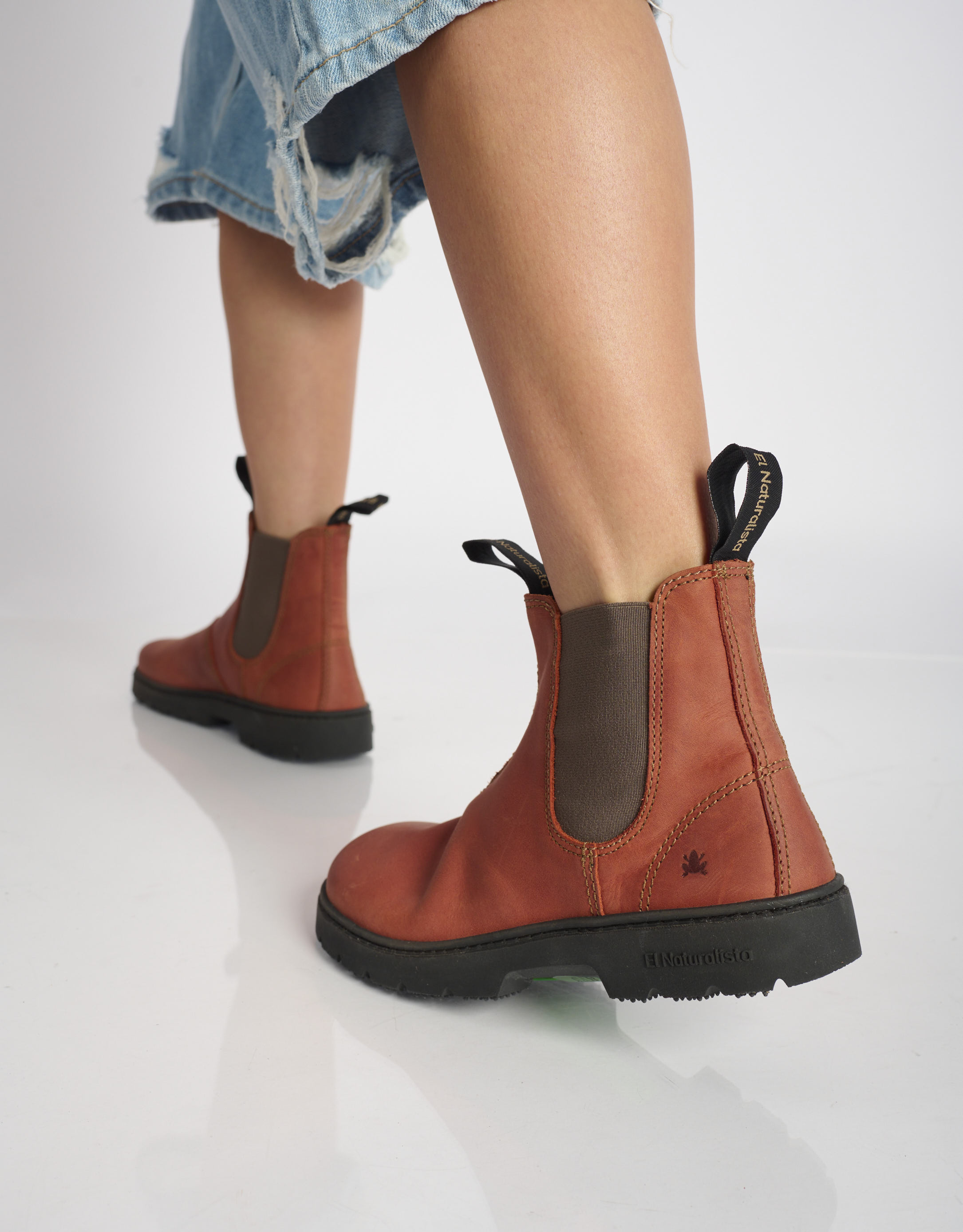 נעלי נשים - El Naturalista - מגפוני צ'לסי NOMADA - חמרה4