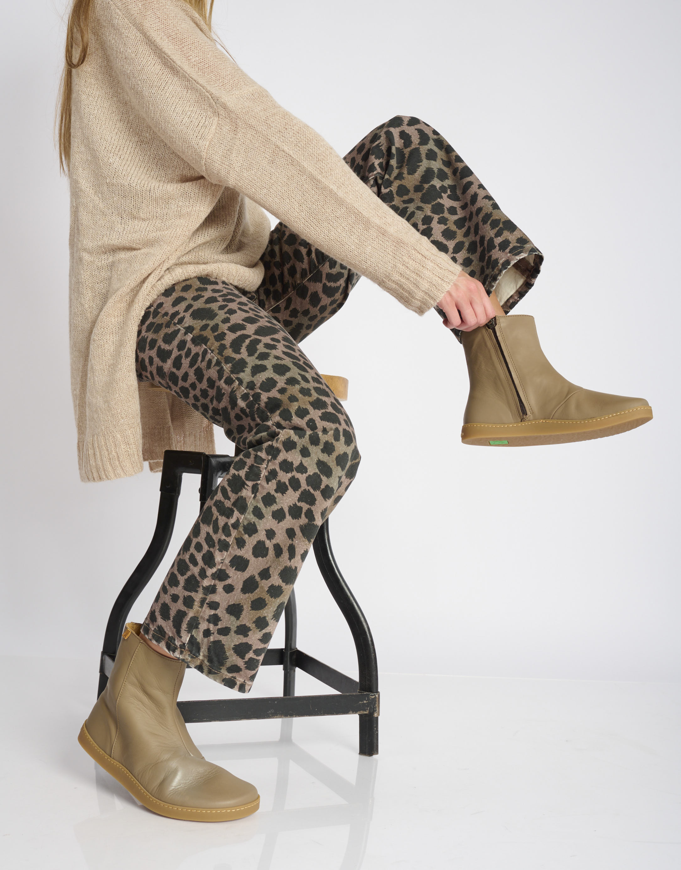 נעלי נשים - El Naturalista - מגפוני עור ORIGEN - אפור חום1